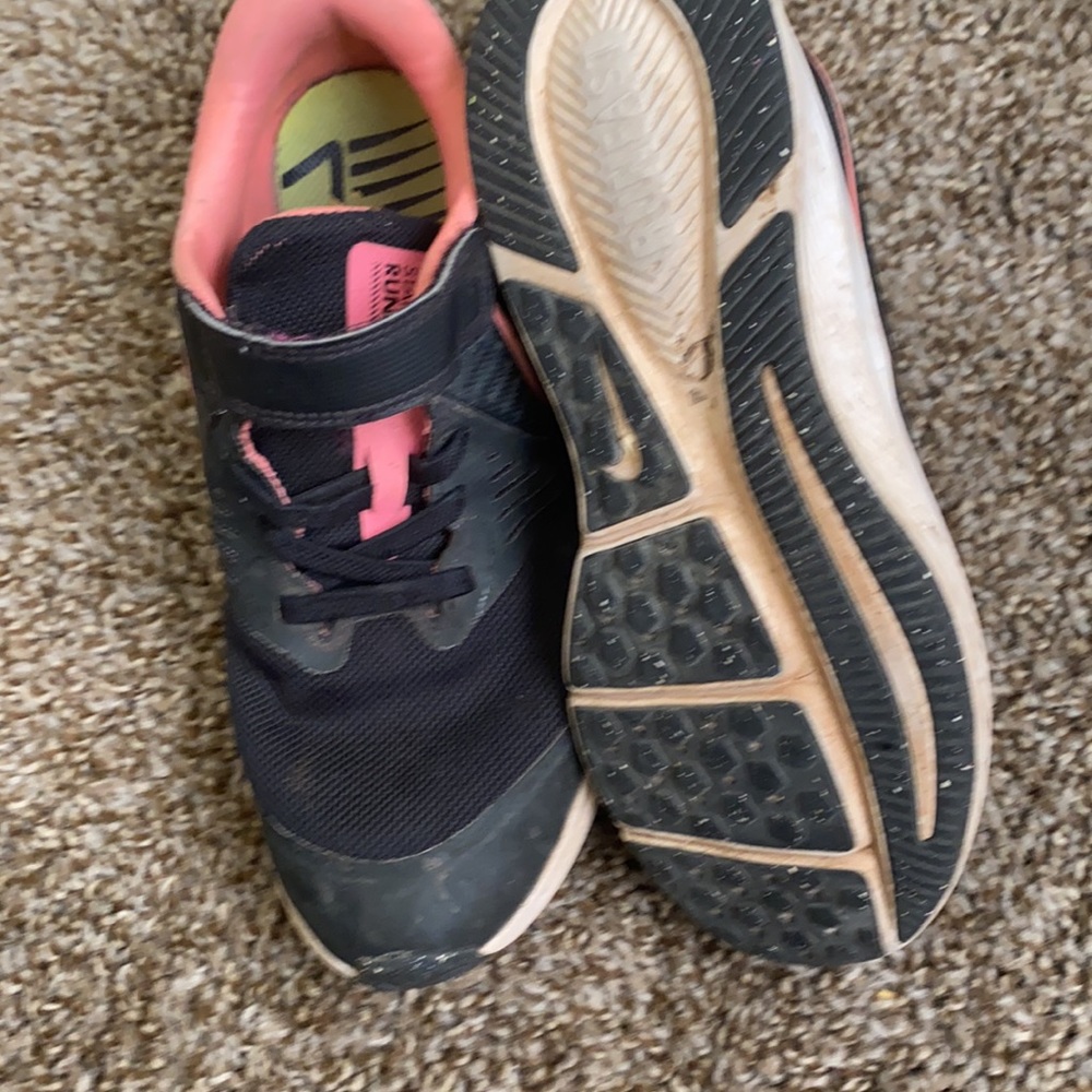 Girls nikes - Picture 3 of 3